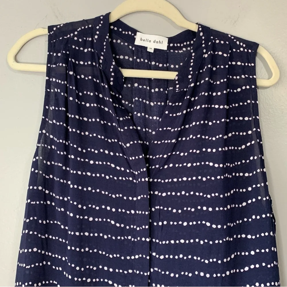 Bella Dahl navy and white polka dot rayon sleeveless button up blouse. Size M - Picture 4 of 10